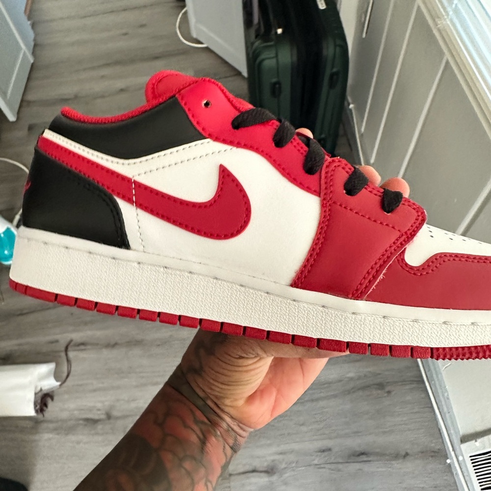 NWT AIR JORDAN 1 LOW GS 6.5 Youth🏀🏀🏀❤️🖤❤️🖤 - Picture 14 of 16